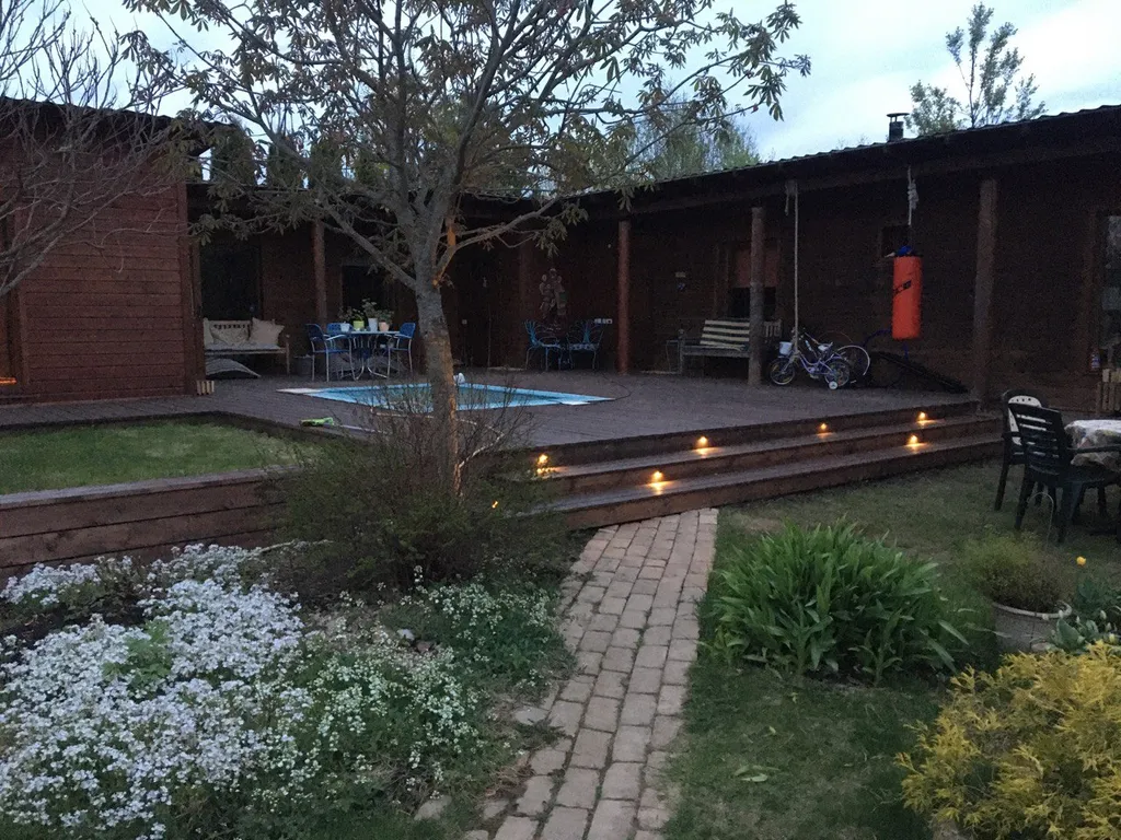 Коттедж Уютный деревянный дом с ландшафтным садом у озера — Шеметово