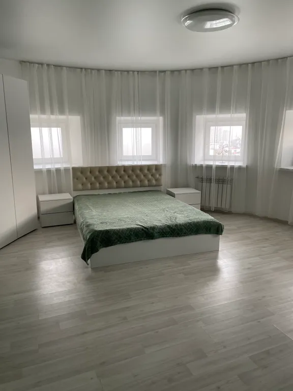 Квартира Шикарная студия с выходом на собственную крышу с садовой мебелью — аренда посуточно в Воронеж