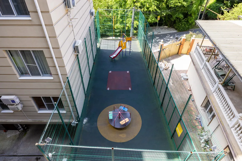 Дизайнерская квартира с бассейном и выделенной спальней