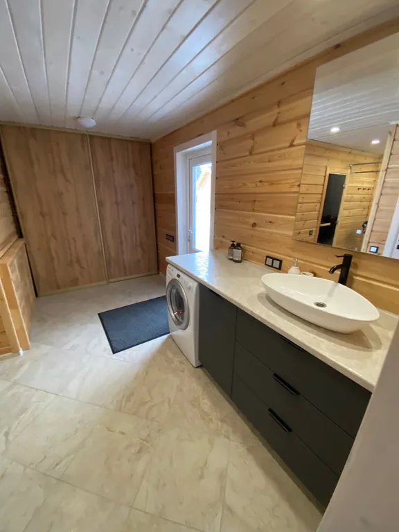 Уютный дом с бассейном на природе