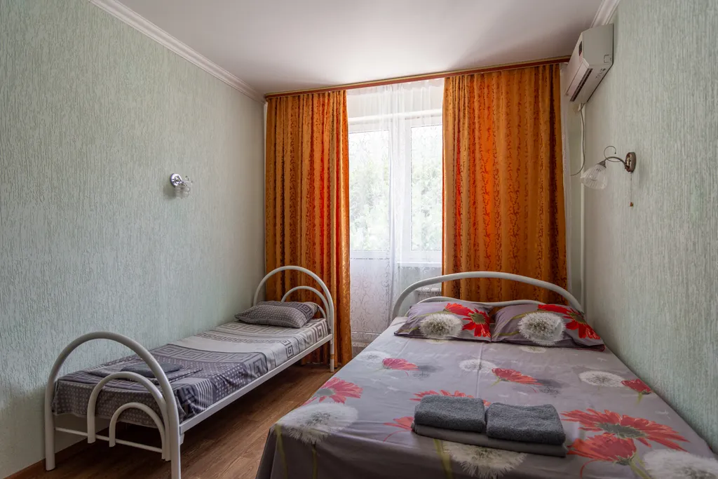 Номер с видом на горы и бассейн.