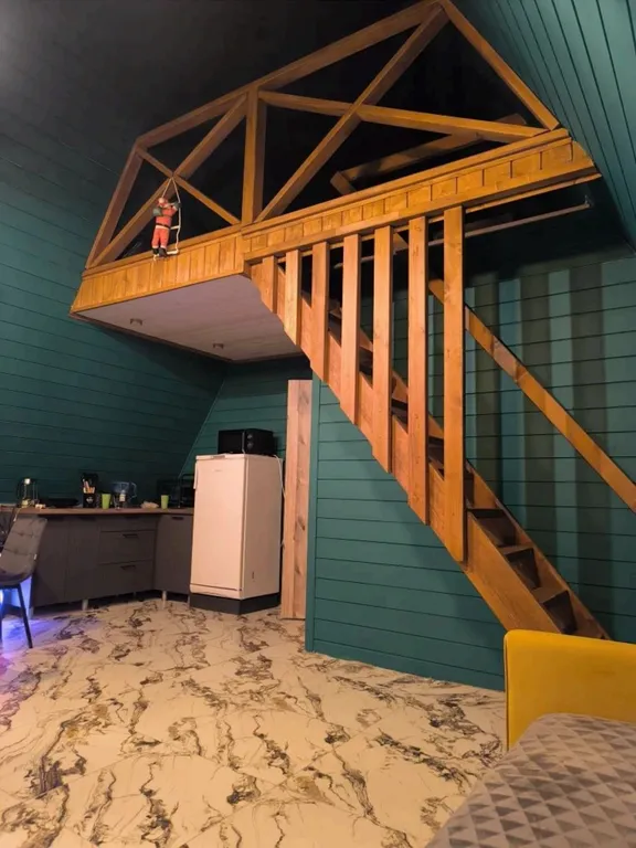 А-фрейм в лесу с баней из бревна липы и горячий чан