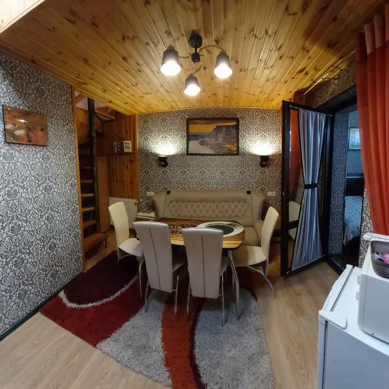 Семейный двухкомнатный апартамент с кухней и балконом