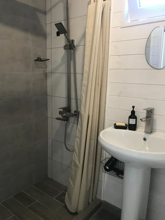 Дом возле озера с 2 террасами и отдельной спальней