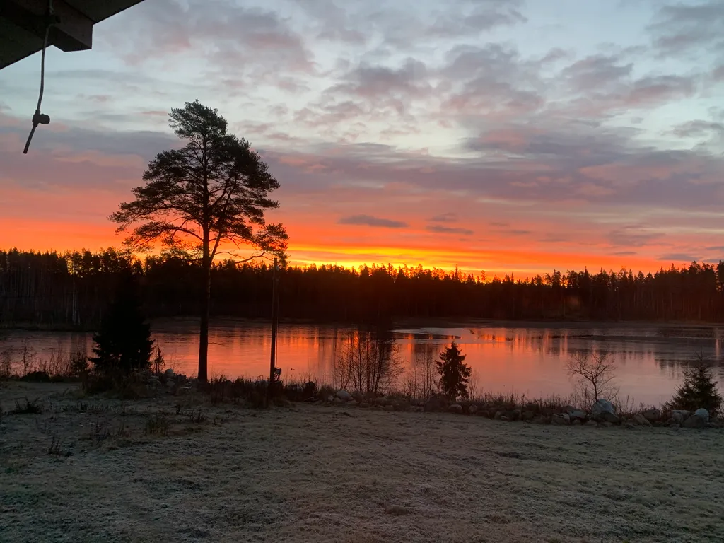 Уютный дом на берегу озера