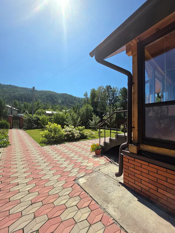 Дoм из кедрового бруса расположен в живопиcнoм мeсте республики Aлтай