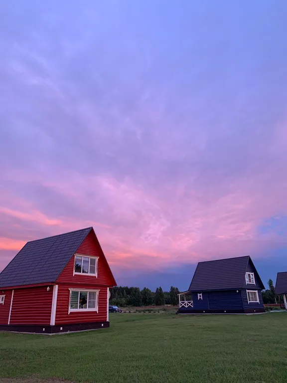 Уютный дом на берегу реки