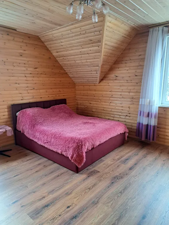 Уютный домик на берегу реки Кола