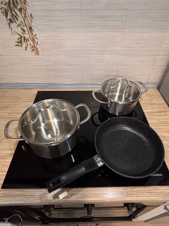 Уютная евротрешка с большой гостиной и двумя спальнями с видом на горы