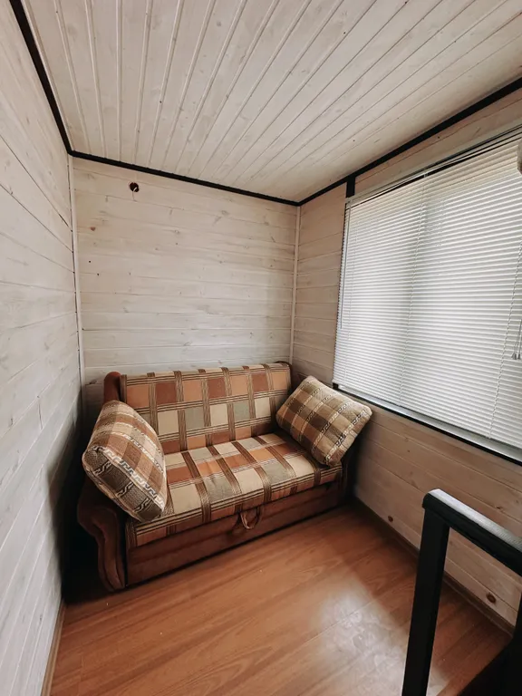 Двухэтажный дом на берегу реки Волга