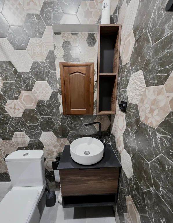 Уютный дом в сосновом лесу, рядом горная речка