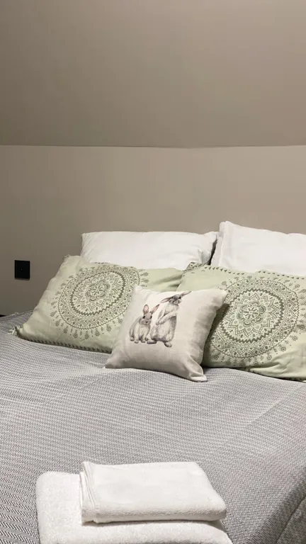 Дом на озере с бассейном