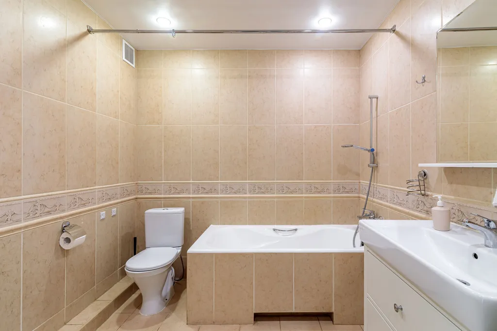 Совершенно новый дом на берегу озера с верандой и русской баней