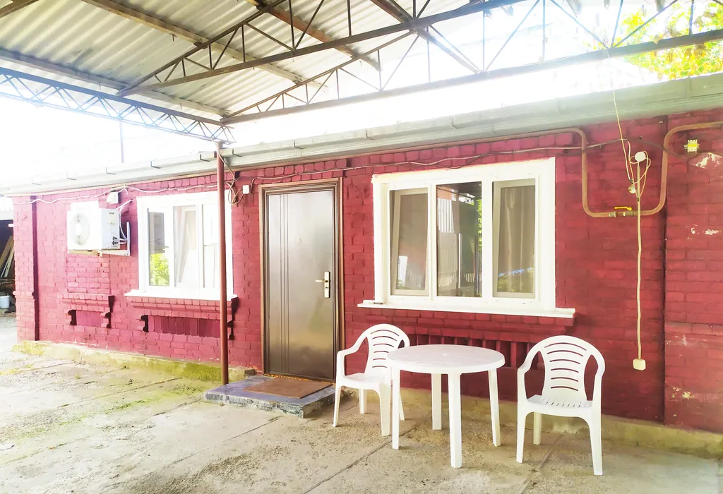 Уютный дом с собственным двором, навесом и парковкой