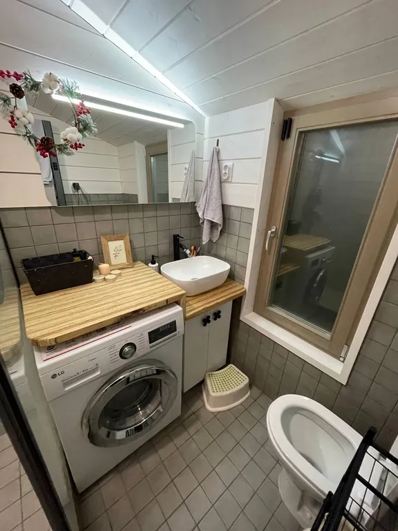 Уютный домик в ёлках