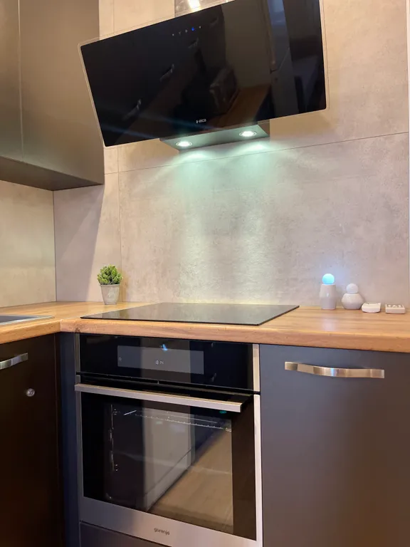 Новая квартира с кроватью возле панорамного окна, высокий этаж