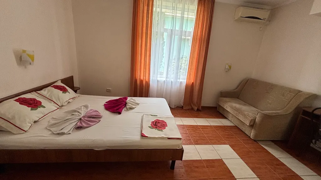 Квартира №11 четырёхместный номер без балкона — аренда посуточно в Судак