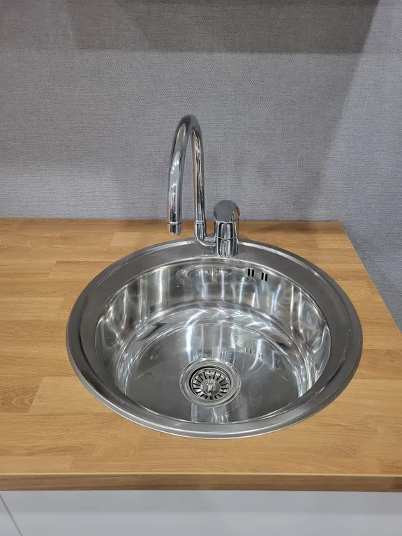 Уютный домик для двоих у озера