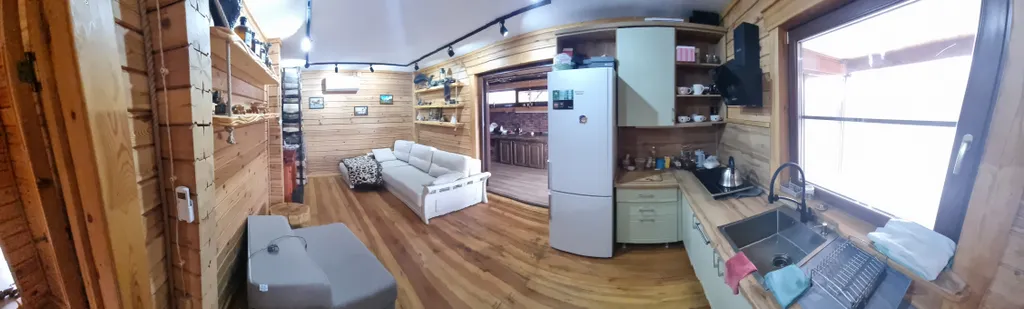 Уютный дом на берегу реки