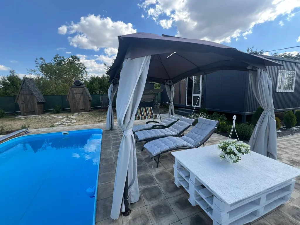 Дачный домик с большой террасой и бассейном