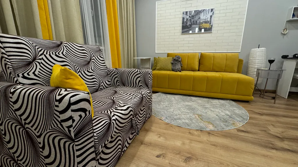 Белая студия в новом доме на центральной улице