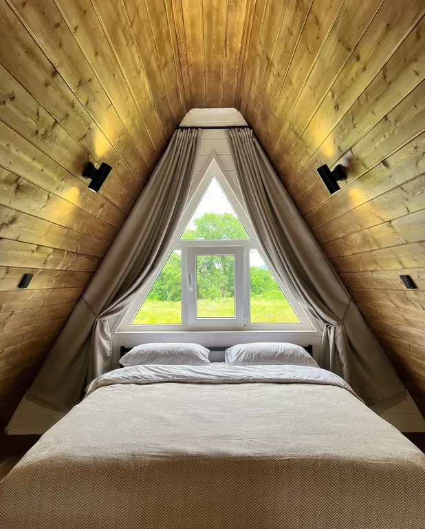 Уютный А-frame коттедж в зеленой части города