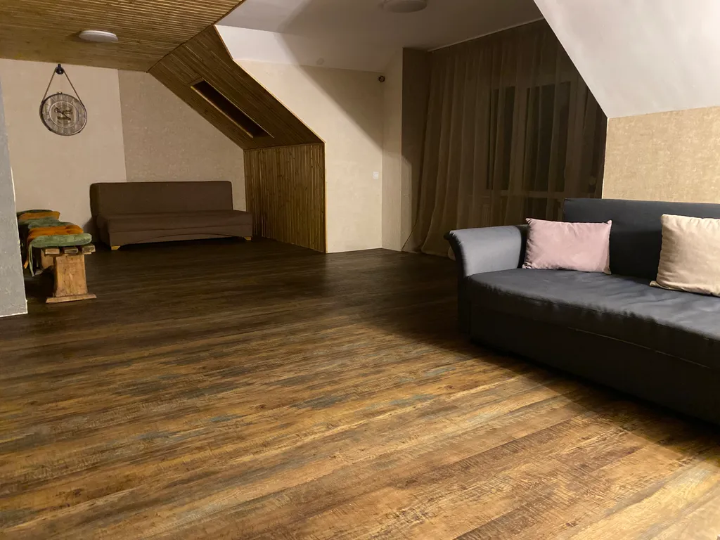 Дом с камином в лесу возле залива