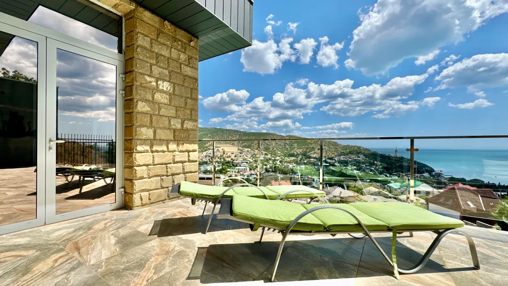 Дом с видом на горы и море