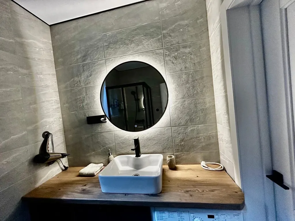 Тихий домик у леса и озера