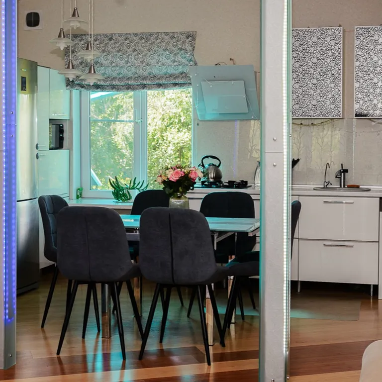 Домик прямо на берегу озера Тосканка