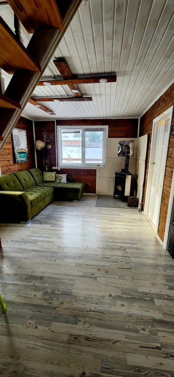 Коттедж на берегу реки с видом на сосновый лес