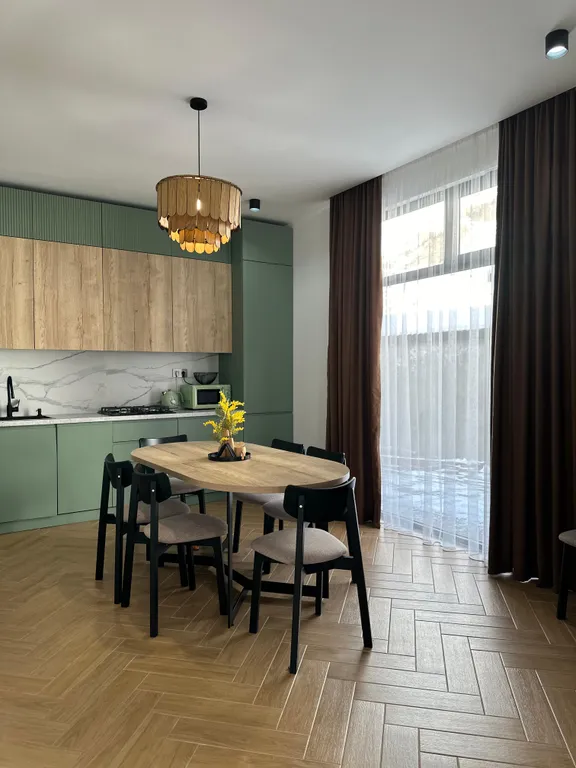 Новый коттедж с витражными окнами в центре