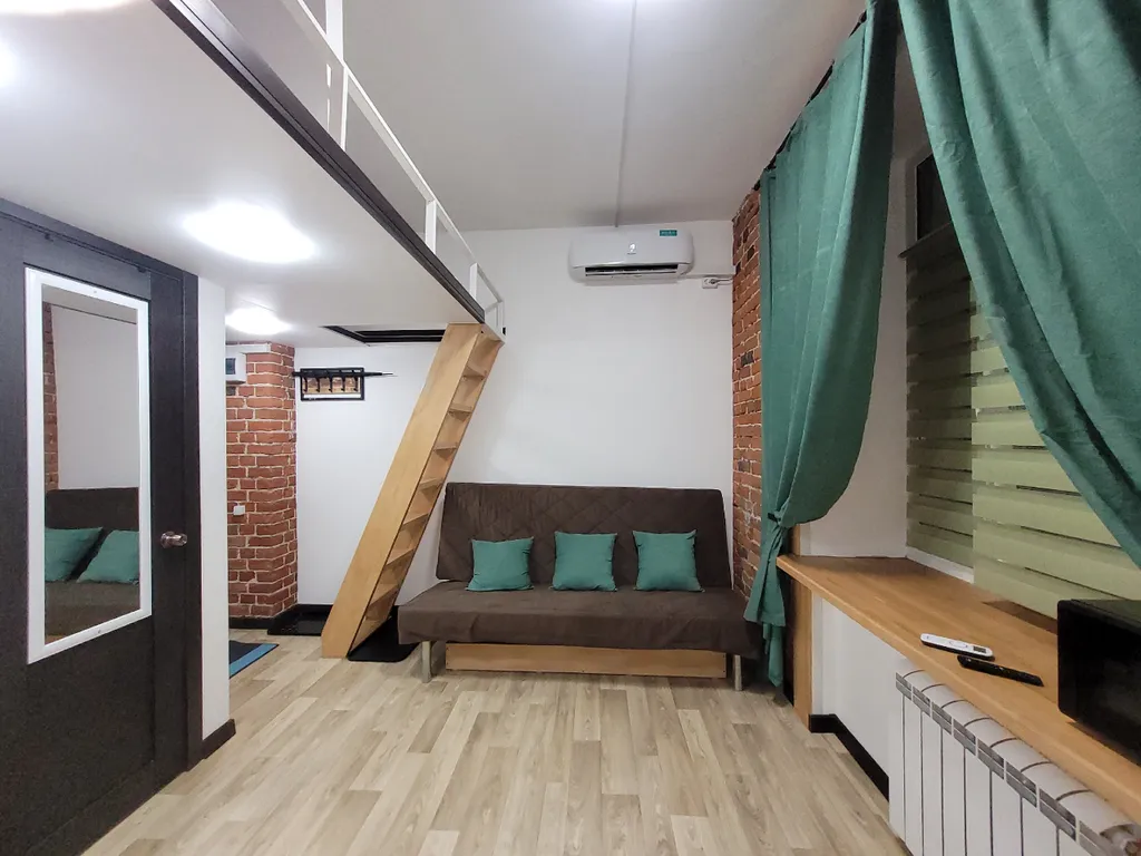 Лофт-8 зелёная, клёвая двухуровневая студия в центре