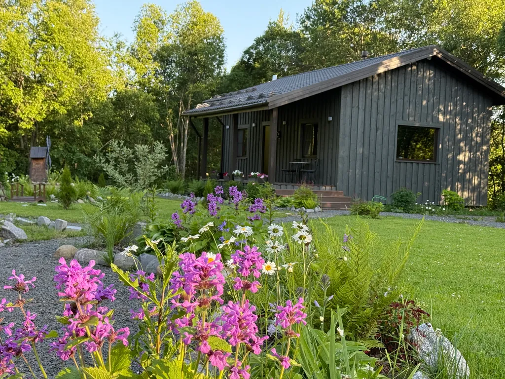 Дом в окружении заповедного леса у подножия горы Варамяки