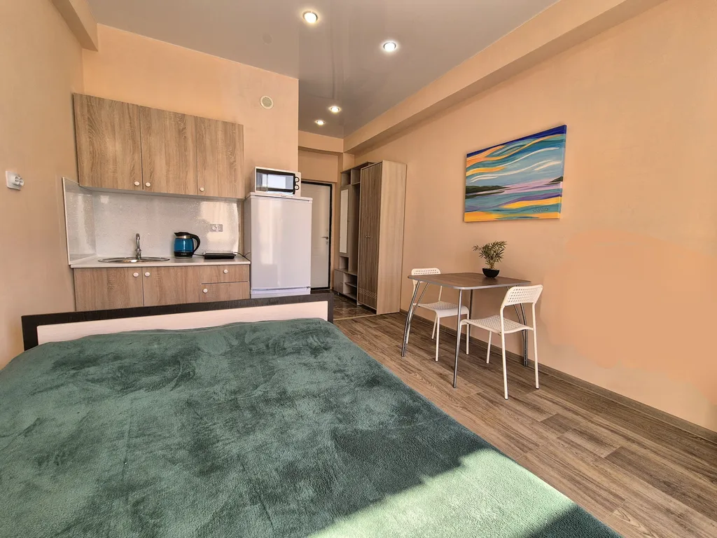 Яркая студия с видом на бассейн