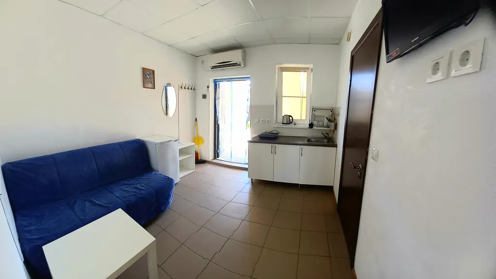 Спальня, кухня с диваном, веранда