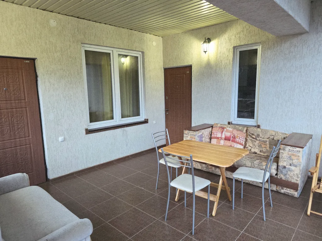 Целый этаж в доме с личной террасой и кухней