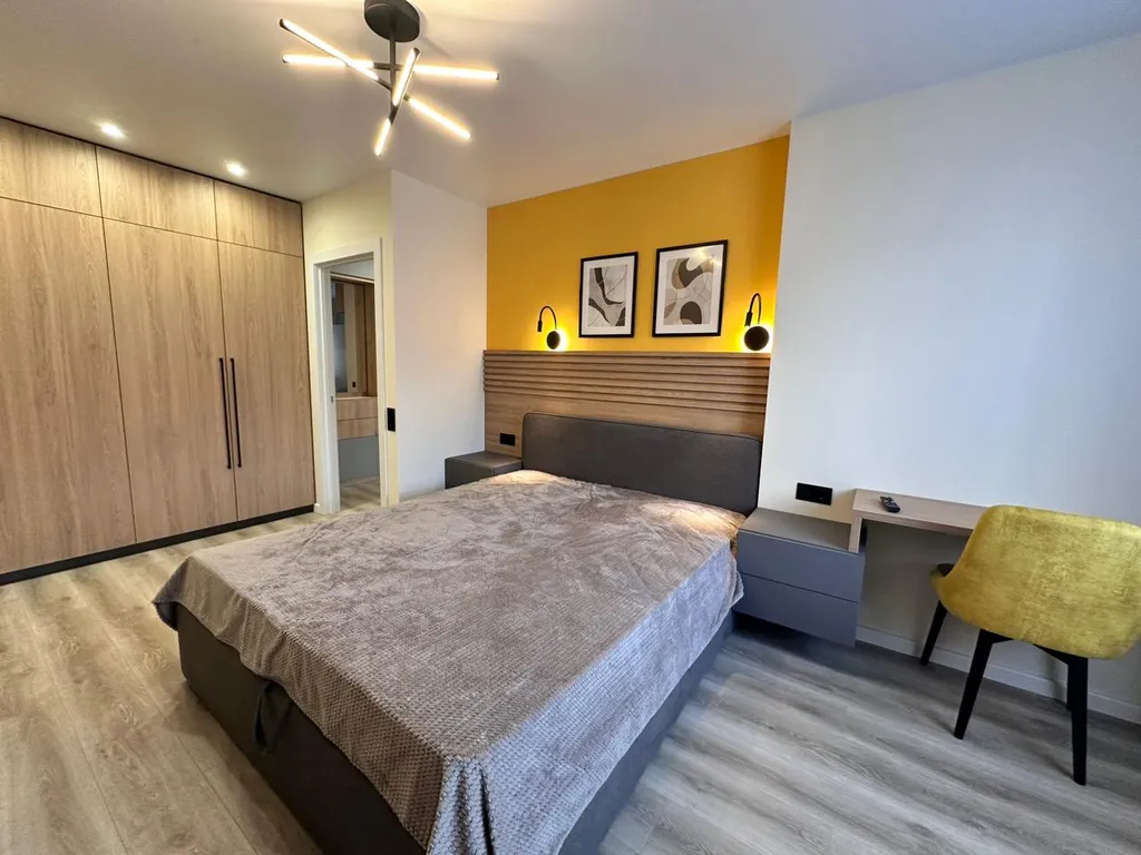 Современная студия с видом на город и новым ремонтом