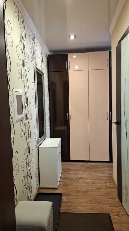 Уютная однокомнатная квартира в спокойном районе, с кроватью и диваном