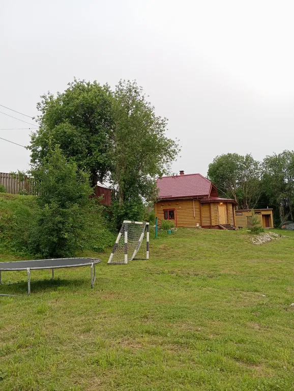 Деревянный дом, на берегу меличуярви, на краю леса в карельском селе