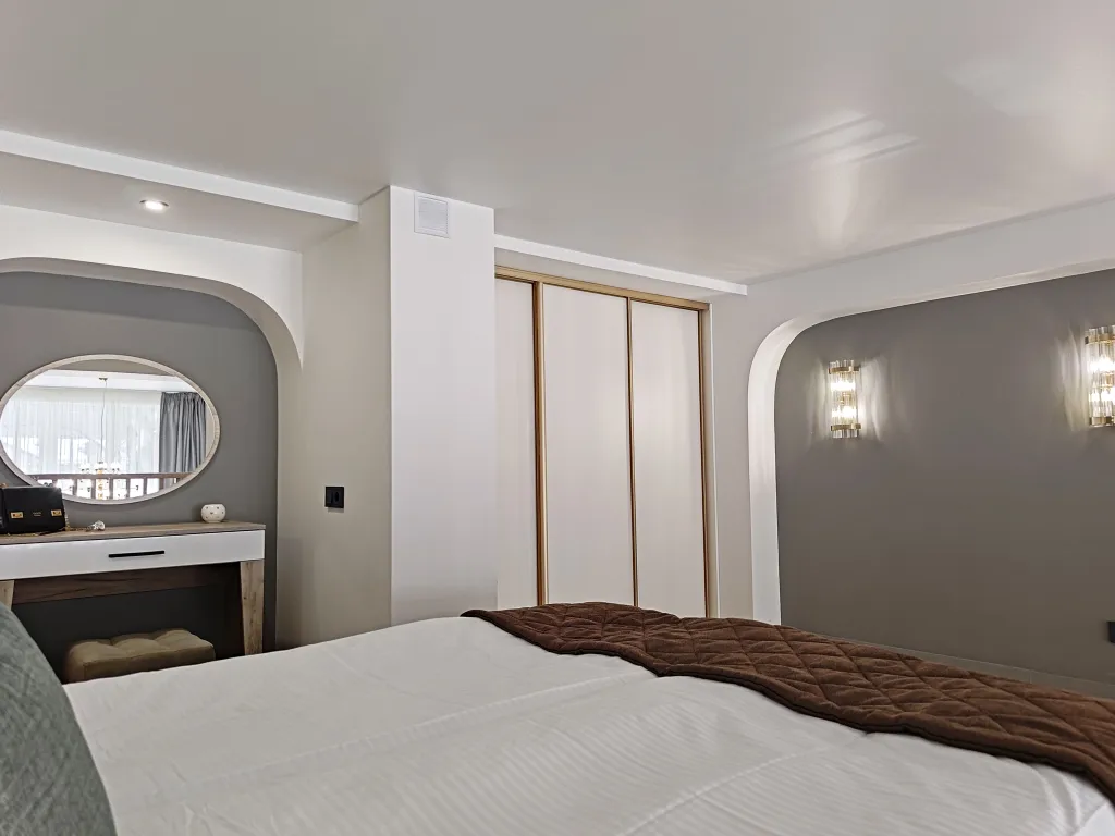 Дизайнерский двухуровневый апартамент с панорамным окном