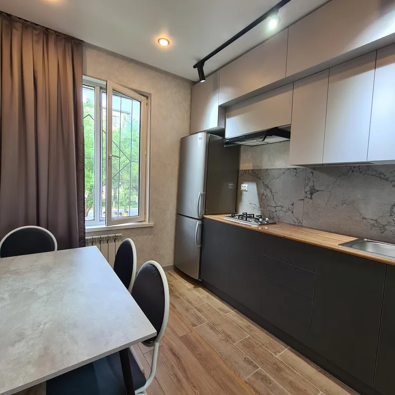 Рядом есть акимат, парки