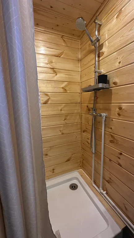 Дом с панорамными окнами с видом на лес