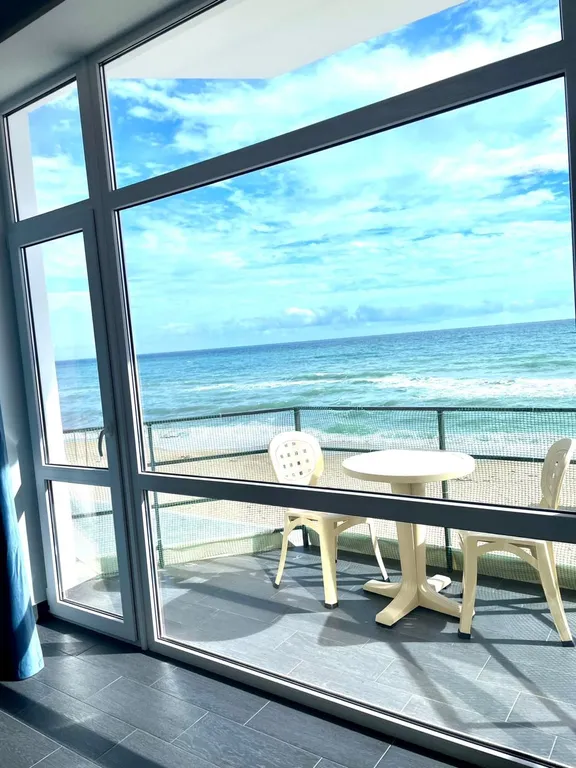 Эллинг на берегу моря