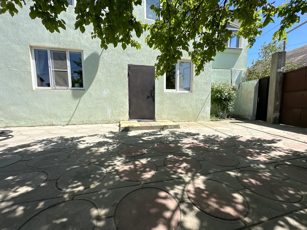 Частный дом с беседкой