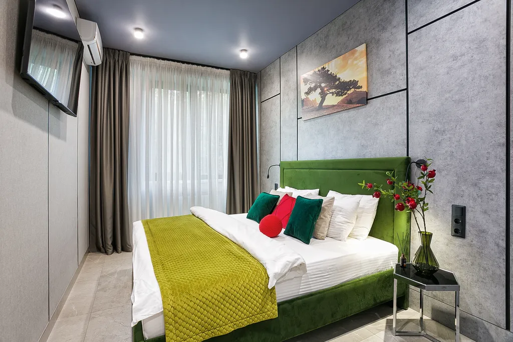 Гранатовый. На большую семью, вид на лес