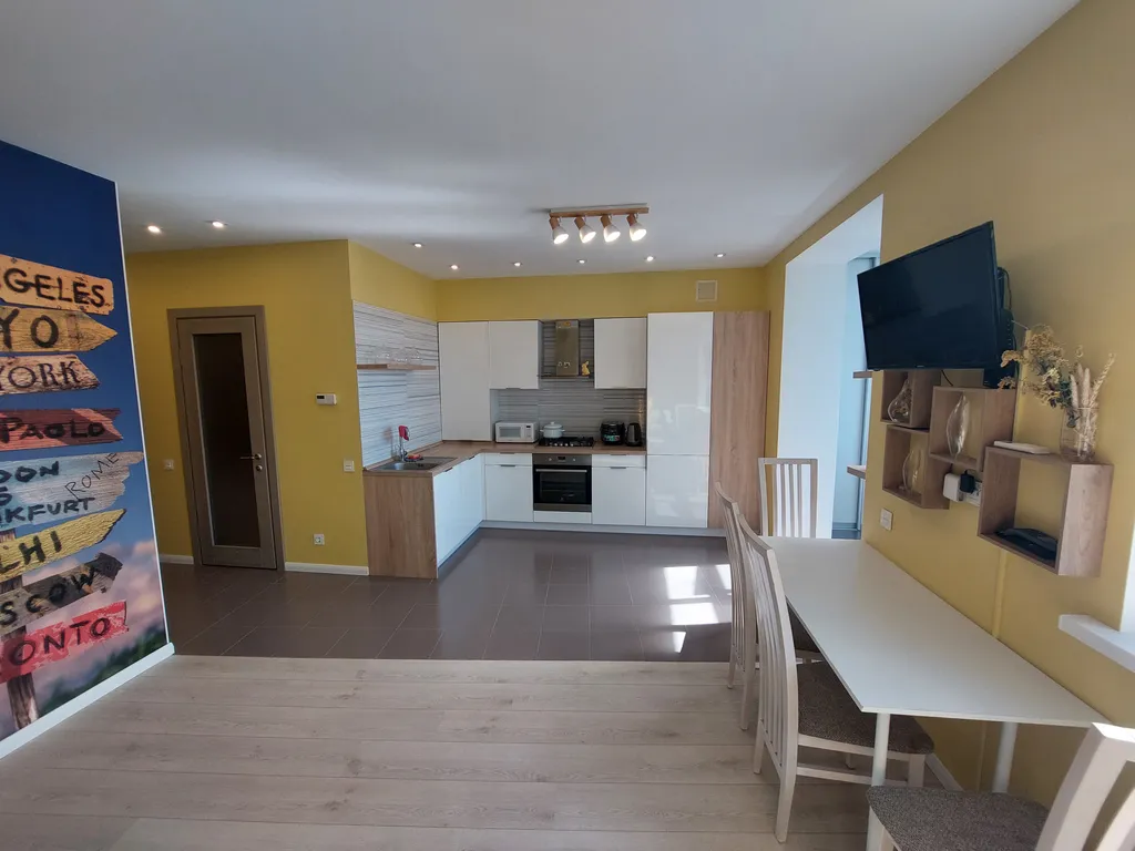 Солнечная студия у леса