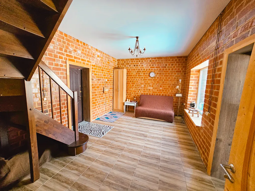 Просторный дом с баней и настольным теннисом в городе