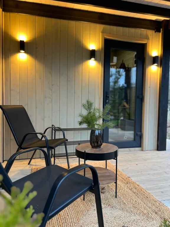 Уютный панорамный дом с баней в лесу