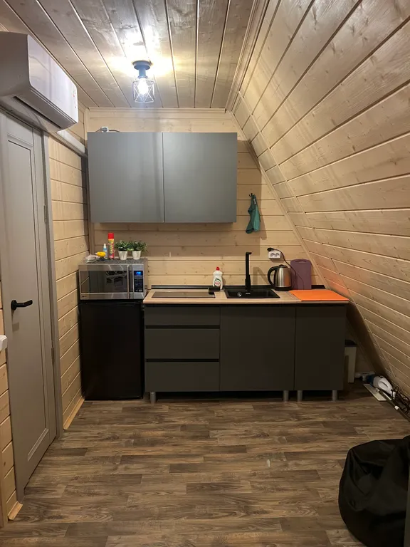 Уютный домик на берегу реки с горячим чаном